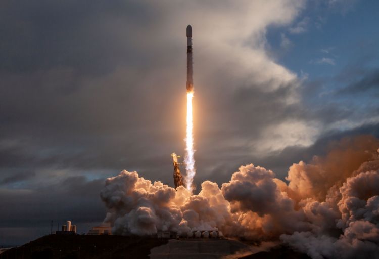 “SpaceX” internet peyklərin növbəti qrupunu orbitə çıxarıb