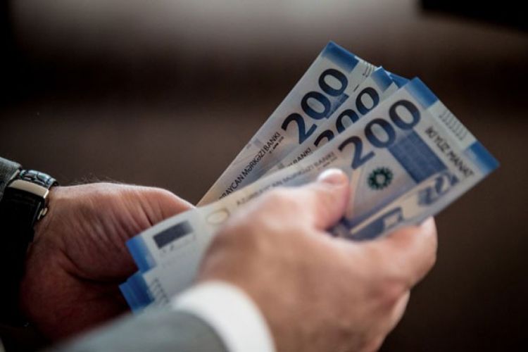Azərbaycanda orta aylıq əmək haqqı 933 manatı ötüb