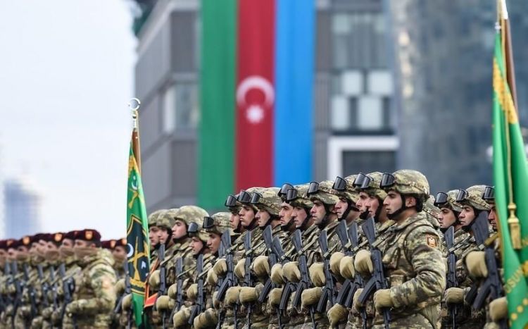 Hərbi qulluqçuların aylıq vəzifə maaşları artırılıb