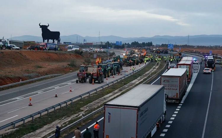 İspaniyada fermerlər yolları bağlayıblar