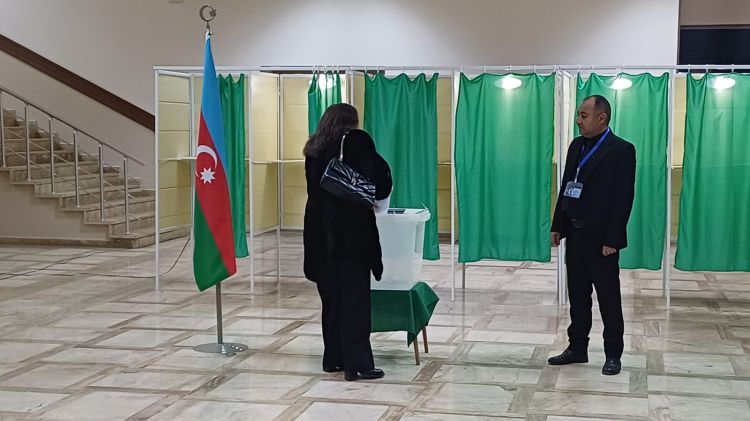 Naxçıvanda  növbədənkənar  prezident seçkiləri üçün seçki məntəqələri açılıb<font color=red> - FOTOLAR</font>