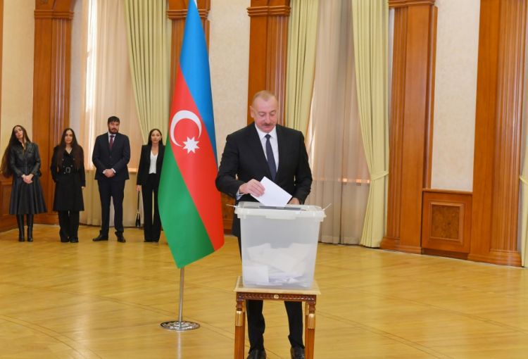 Prezident İlham Əliyev, birinci xanım Mehriban Əliyeva və ailə üzvləri Xankəndidə səs veriblər<font color='red'> - YENİLƏNİB</font><font color=red> - FOTOLAR</font>