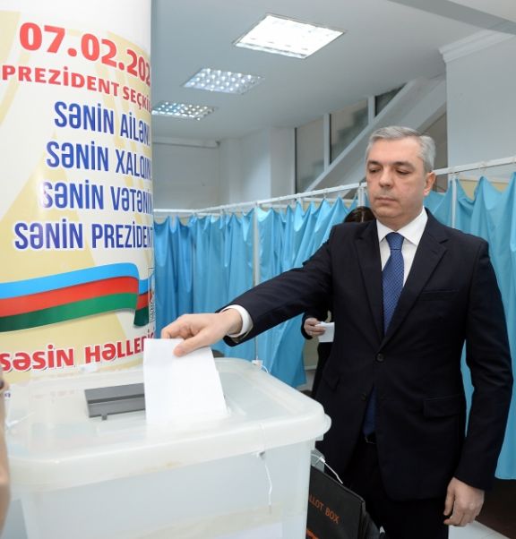 Prezident Administrasiyasının rəhbəri Samir Nuriyev 34 saylı seçki məntəqəsində səs verib<font color=red> - FOTOLAR</font>