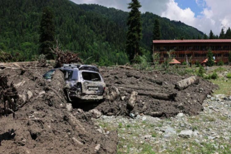 Gürcüstanda torpaq sürüşməsi nəticəsində 9 nəfər həlak olub