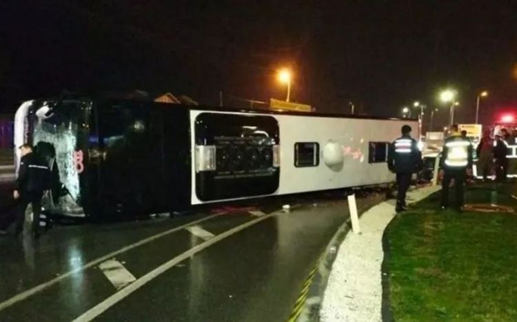 Türkiyədə avtobus qəzaya uğrayıb, 1 nəfər ölüb, 20 nəfər yaralanıb