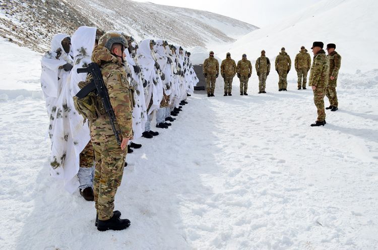 Baş Qərargah rəisi komandoların yüksək dağlıq ərazi və sərt qış şəraitində hazırlığını izləyib<font color=red> - FOTOLAR</font>