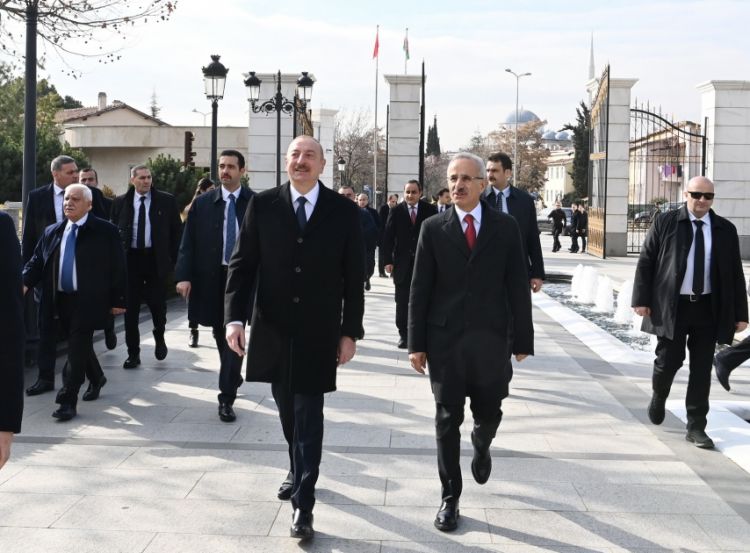Prezident İlham Əliyev Ankarada Ulu Öndər Heydər Əliyevin abidəsini ziyarət edib<font color='red'> - YENİLƏNİB</font><font color=red> - FOTOLAR</font>