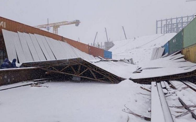 Özbəkistanda fabrikdə tikilən talvar uçub, 3 fəhlə ölüb, 29-u yaralanıb