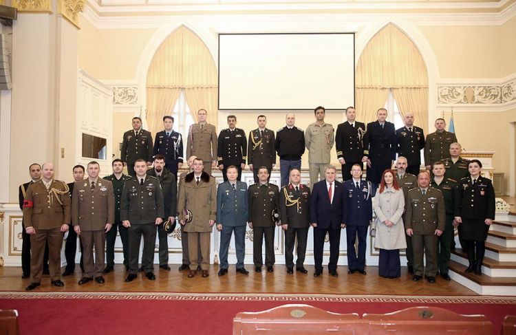 AMEA-nın prezidenti xarici dövlətlərin Azərbaycandakı hərbi attaşeləri ilə görüşüb