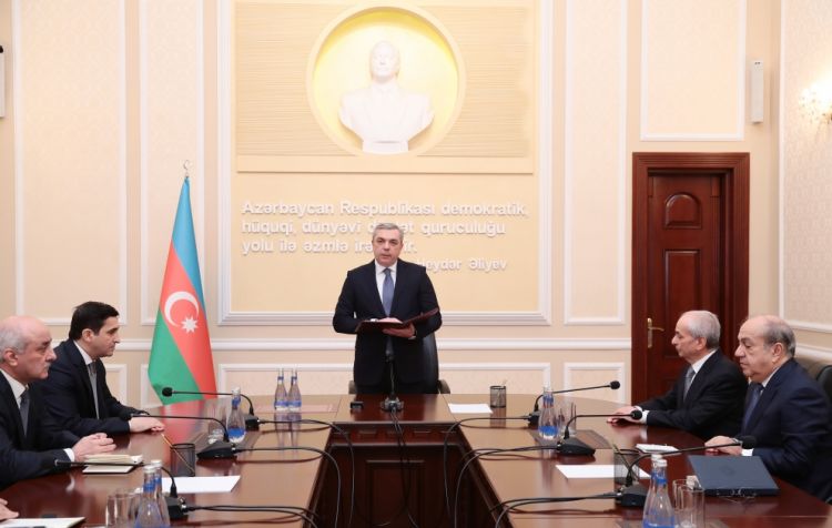 Prezident Administrasiyasının rəhbəri Samir Nuriyev yeni vəzifəyə təyin olunmuş ədliyyə nazirini kollektivə təqdim edib<font color=red> - FOTOLAR</font>