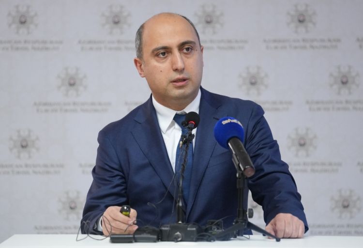 Emin Əmrullayev: Məktəblərdə iş dəftərlərinin ödənişsiz olması üçün iş aparılır