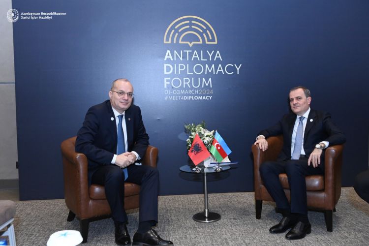 Ceyhun Bayramov Albaniya XİN rəhbəri ilə görüşüb