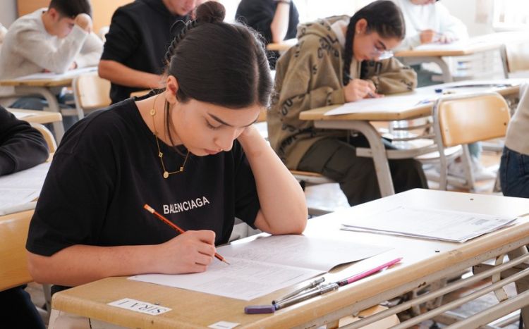 Bu gün 52 mindən çox şagird buraxılış imtahanı verib 