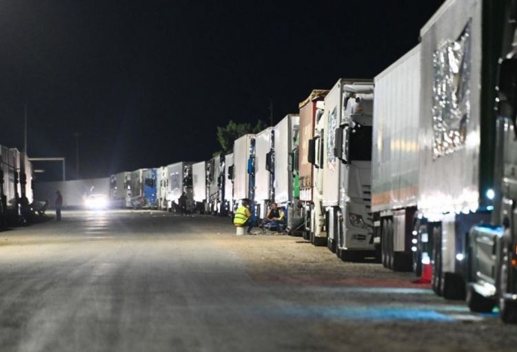 İsrail Qəzzaya humanitar yardım aparan 277 yük maşınına icazə verib