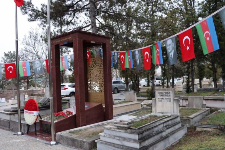 Məhəmməd Əmin Rəsulzadənin məzarının abadlaşdırılması istiqamətində kompleks işlər görülüb<font color=red> - FOTOLAR</font>