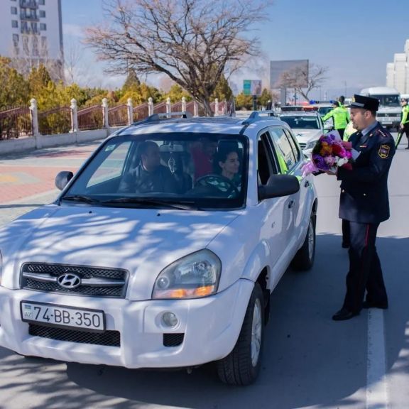 Naxçıvan polisi qadın sürücüləri təbrik edib<font color=red> - VİDEO</font>