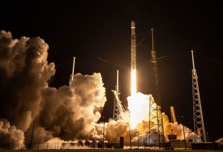 “SpaceX” orbitə daha 23 internet peyki çıxarıb