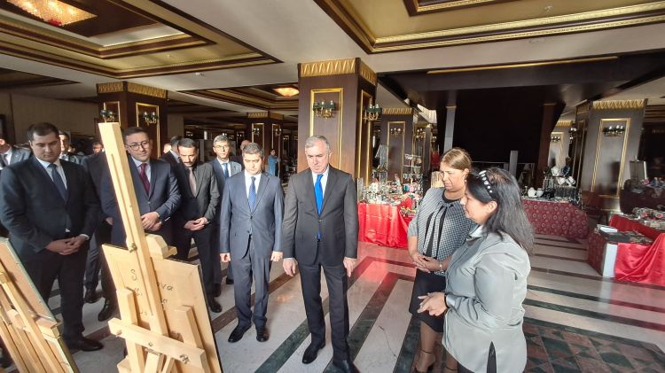 İqtisadiyyat Nazirliyinin kollektivi sərgi-satış yarmarkası ilə tanış olub<font color=red> - FOTOLAR</font>