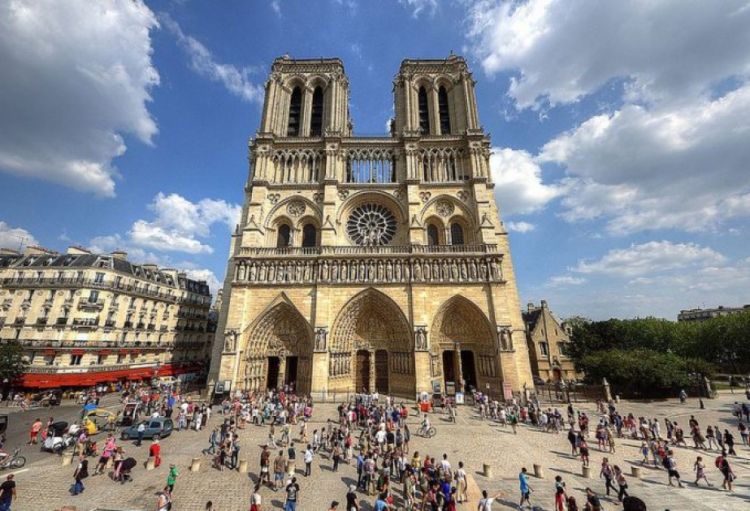 Fransada turistlərin Notr-Dam kilsəsinə girişini ödənişli etmək istəyirlər