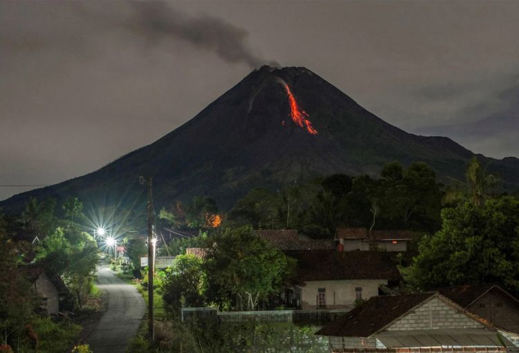 İndoneziyadakı Merapi vulkanı yenidən püskürməyə başlayıb
