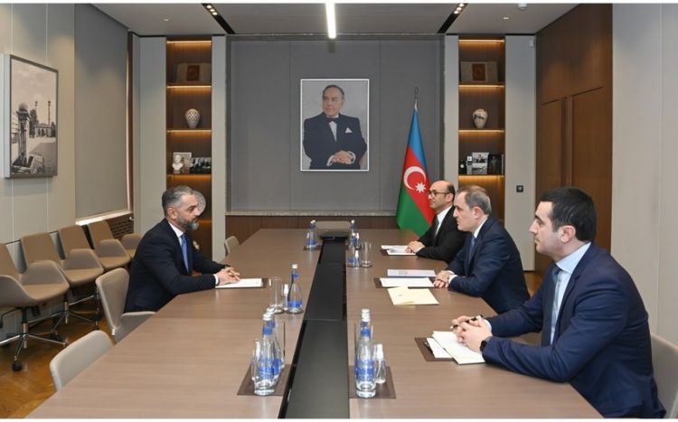 Albaniyanın Azərbaycana yeni təyin olunmuş səfiri Ceyhun Bayramova etimadnaməsinin surətini təqdim edib