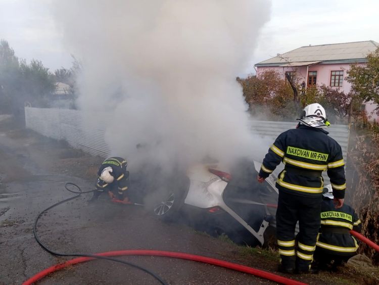 Naxçıvanda minik avtomobili yanıb<font color=red> - FOTOLAR</font>