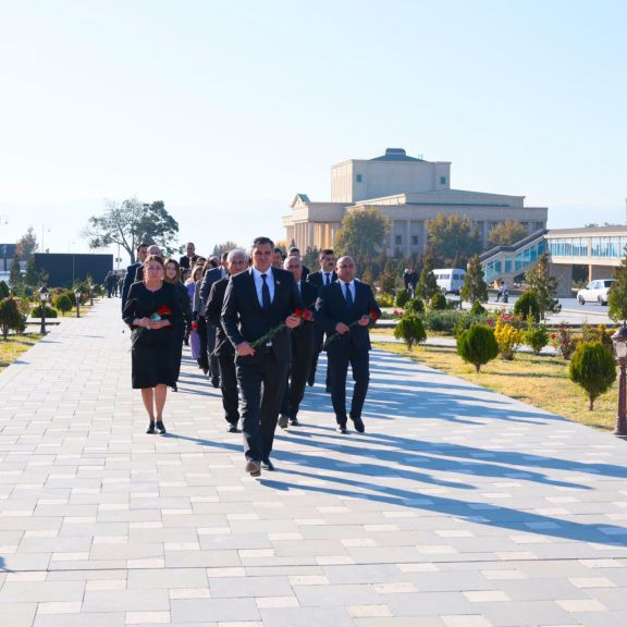 Naxçıvan Muxtar Respublikası Həmkarlar İttifaqları Şurasının kollektivi Zəfər abidəsini ziyarət edib<font color=red> - FOTOLAR</font>