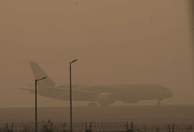 Yeni Dehlidə tüstü səbəbindən 200-dən çox aviareys təxirə salınıb