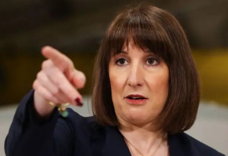 Britaniyanın maliyyə naziri iş təcrübəsini şişirtməkdə ittiham olunur