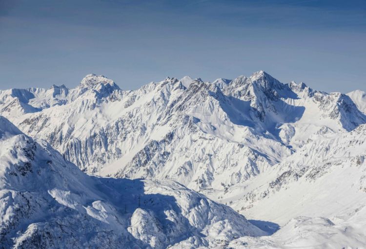 Hindistanda qar uçqunu altında qalan 57 işçidən 41-i hələ də tapılmayıb