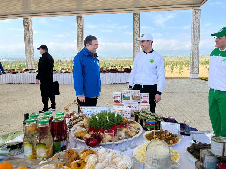 Türkmənistan Prezidenti Azərbaycan stendi ilə tanış olub<font color=red> - FOTOLAR</font>