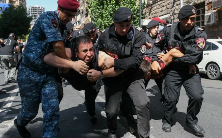 Ermənistanda müxalifətçilər seçkilərlə əlaqədar kütləvi şəkildə saxlanılıb