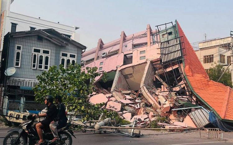 Myanmada uçmuş binanın dağıntıları altında 90-dan çox insanın qaldığı güman edilir