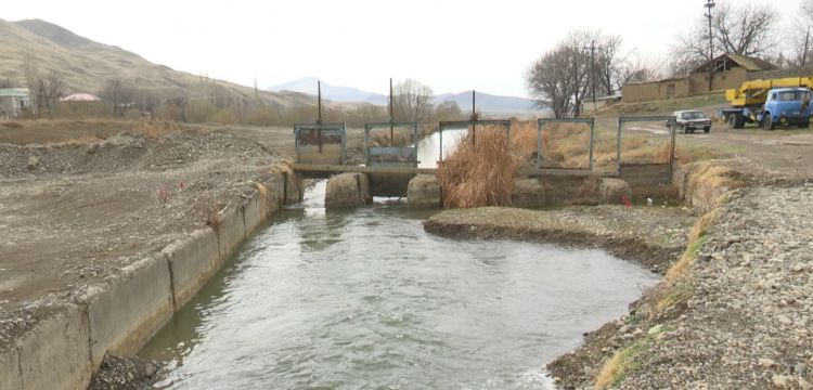 Bənəniyar su anbarını qidalandıran kanal yenidən qurulur<font color=red> - VİDEO</font>
