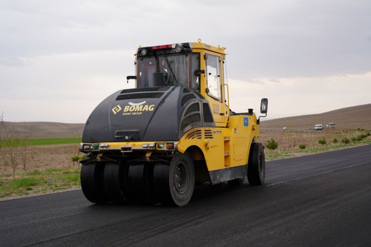Naxçıvanda uzunluğu 5.1 km təşkil edən avtomobil yolunda əsaslı təmir işləri davam edir<font color=red> - FOTOLAR</font>