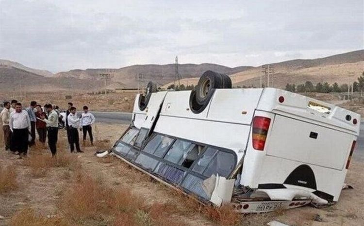 İranın Şərqi Azərbaycan əyalətində məktəbliləri daşıyan mikroavtobus aşıb, 23 şagird xəsarət alıb