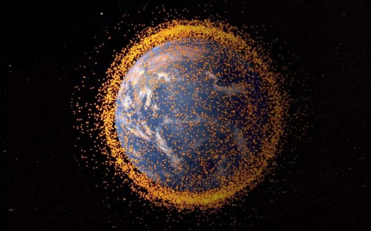 Alimlər: Kosmik zibil səbəbindən orbital çöküş yaxınlaşır