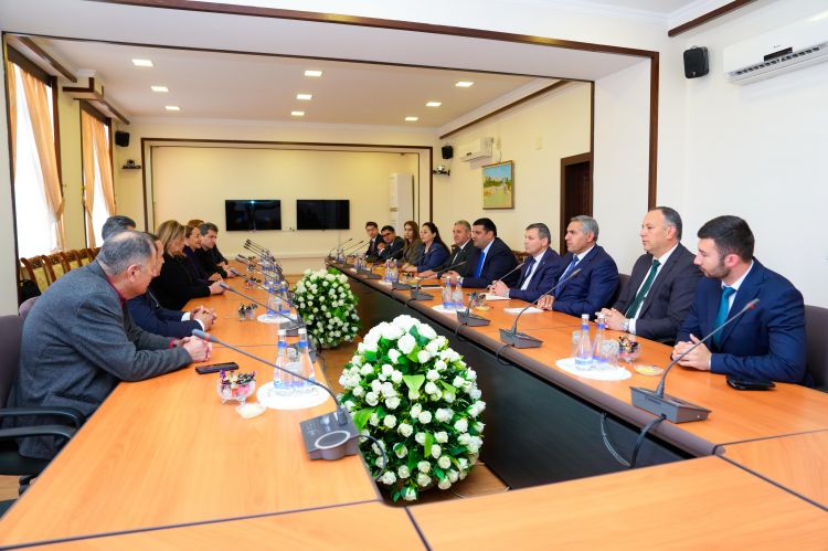NDU-nun rektoru Elbrus İsayev “Bədii yaradıcılıq müsabiqə-festivalı”nda iştirak edəcək nümayəndə heyəti ilə görüşüb<font color=red> - FOTOLAR</font>