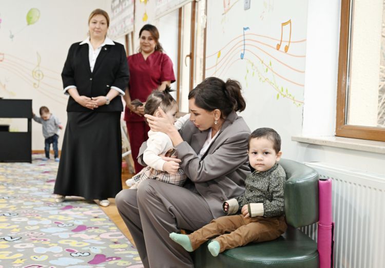 Birinci vitse-prezident Mehriban Əliyeva və Heydər Əliyev Fondunun vitse-prezidenti Leyla Əliyeva Bakıdakı 1 saylı körpələr evində və 1 saylı uşaq evi sosial xidmət müəssisəsində olublar<font color=red> - FOTOLAR</font>