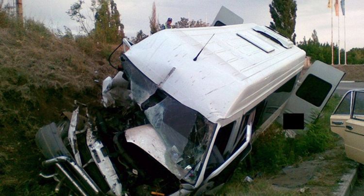 Yevlaxda avtobus aşıb, 10-a yaxın sərnişin xəsarət alıb