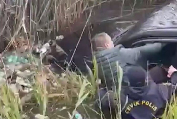Qaradağda avtomobil yol kənarındakı su hövzəsinə düşüb