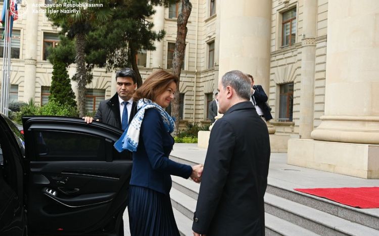 Ceyhun Bayramov Sloveniya XİN başçısını qarşılayıb