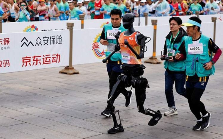 Çində insanabənzər robotların iştirak etdiyi birinci yarımmarafon keçirilib