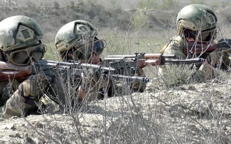 Hərbi vəzifəlilərlə çöl şəraitində praktiki məşğələlər keçirilib