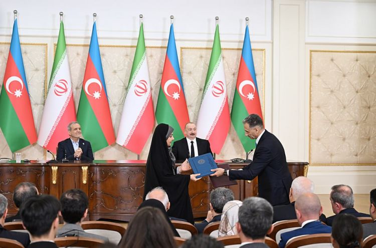 <span style='color:red'>Azərbaycan ilə İran arasında imzalanmış sənədlər mübadilə edilib<font color=red> - FOTOLAR</font></span>