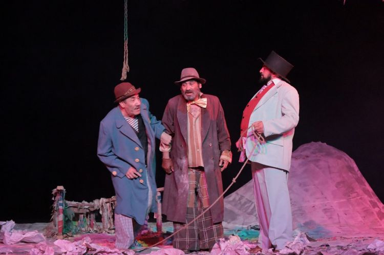 "Qodonun intizarında" tamaşasına ictimai baxış olub