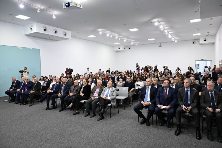 11 ölkədən olan xalçaçı ekspertlər Bakı Beynəlxalq Xalça Forumunda bir araya gəlib<font color=red> - FOTOLAR</font>