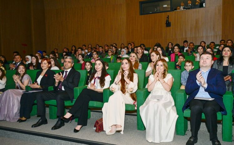 Leyla Əliyeva və Arzu Əliyeva həssas qruplara aid şəxslərin yaradıcılıq prosesi ilə tanış olublar