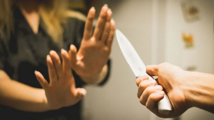 Naxçıvanda qısqanclıq zəmnində ər arvadını bıçaqlayıb