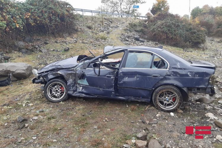 Kəlbəcərədə avtomobil çaya aşıb, sürücü xəsarət alıb